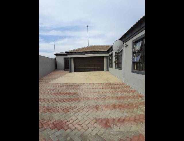 4 BEDROOM HOUSE FOR SALE IN LOTUS GARDENS